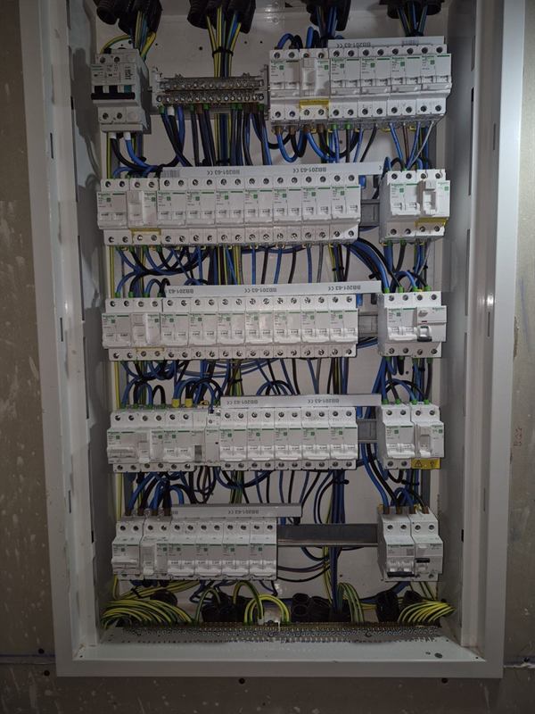 Cuadro eléctrico con cableado ordenado y protecciones