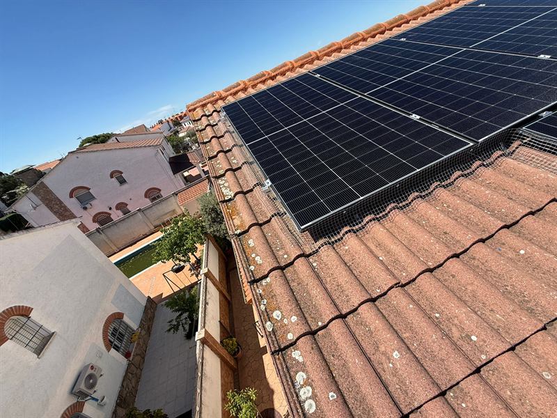 Paneles solares en cubierta de teja